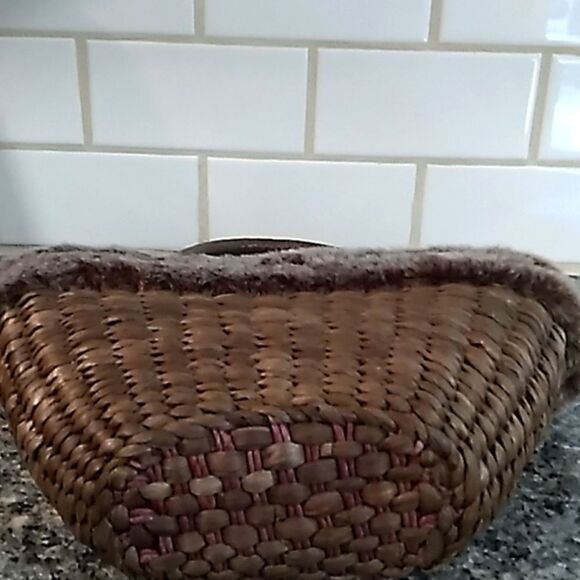 Bath and Bodyworks Weaved Furry Hand Bag. - Picture 5 of 7